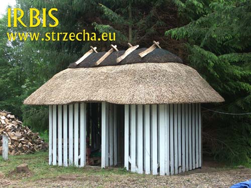 IRBIS Thatching - Strzecharstwo; Altana; Drewutnia pokryta strzechą trzcinową z kalenicą wrzosową